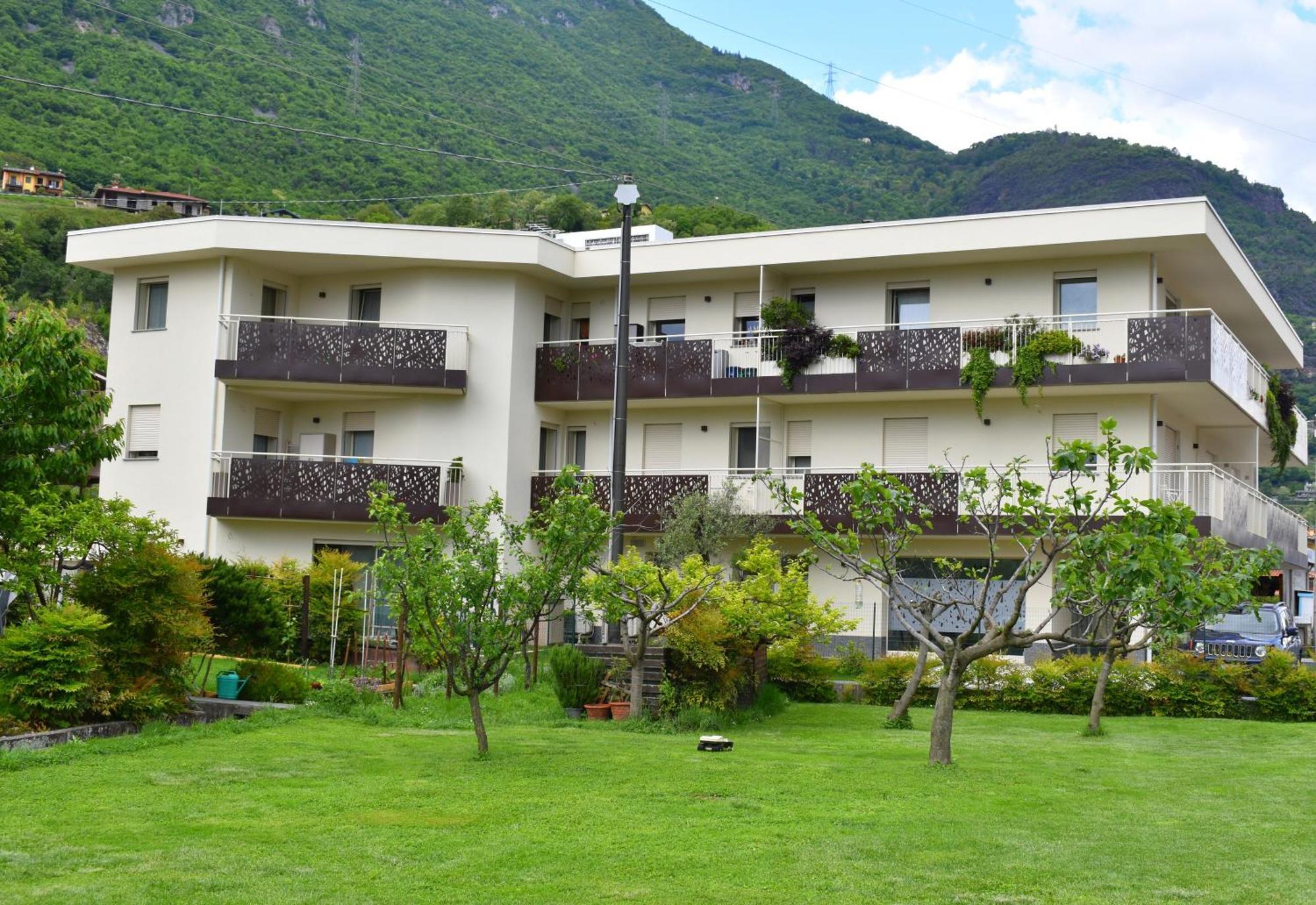 Baia Delle Rose Via Roma 111 Apartment Costa Volpino Ngoại thất bức ảnh